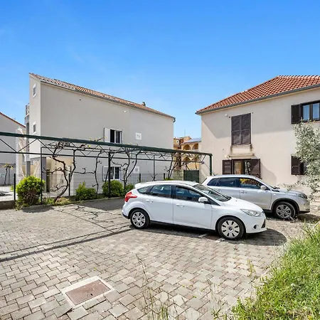 2 Bedroom Stunning In Lägenhet